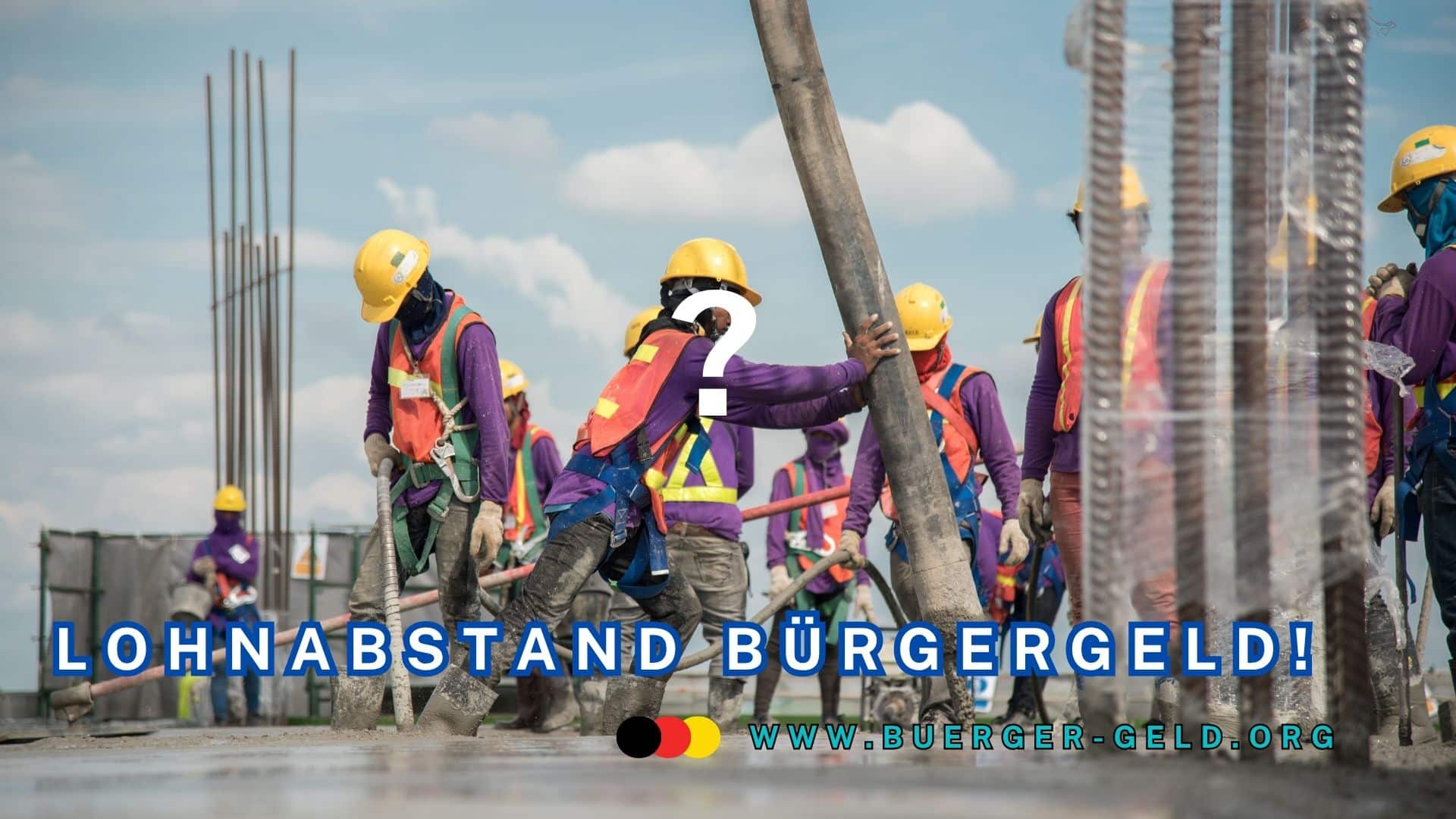 Arbeiter mit Helm auf dem Bau