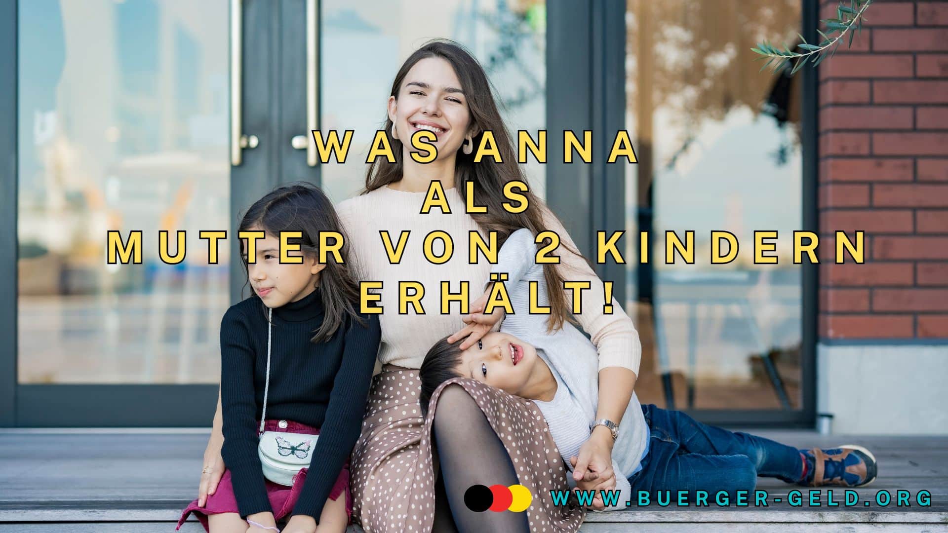 Mutter sitzt mit 2 Kindern auf Bank vor Geschäft