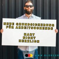 Die Neue Grundsicherung: Was, wie viel, wann – Die große Übersicht 5 Mann hält Plakat mit der Aufschrift "Neue Grundsicherung für Arbeitsuchende - hart, nicht herzlich
