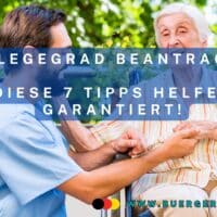 7 Tipps, wie die Beantragung eines Pflegegrades erfolgreich gelingt 4 jüngerer Mann kniet bei älterer Frau im Rollstuhl