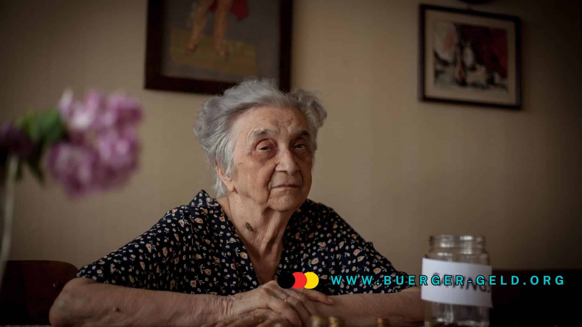 alte Frau schaut traurig