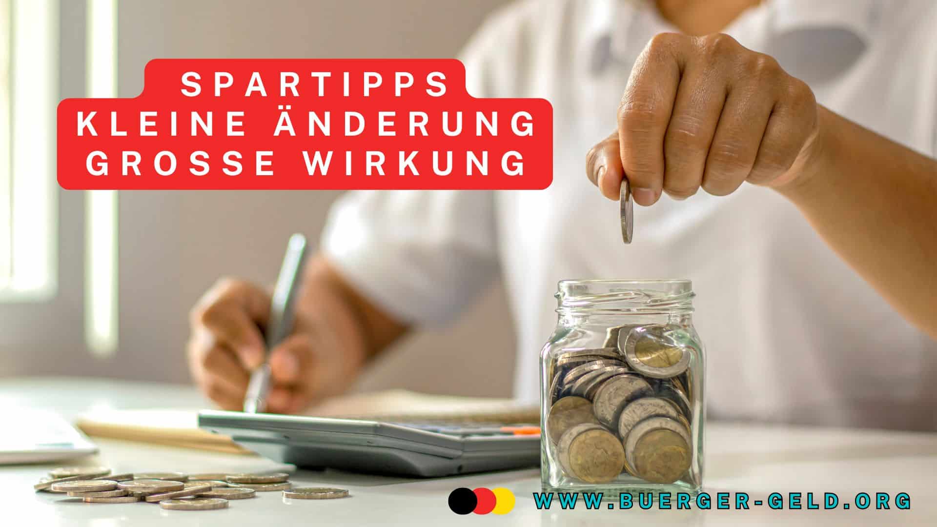 Eine Person sitzt vor einem Taschenrechner und wirft mit der anderen Hand eine Münze ins Glas.