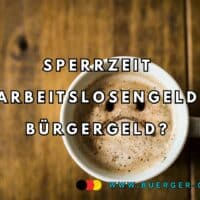 Mit Bürgergeld Sperrzeit beim Arbeitslosengeld umgehen? 4 Tasse Kaffee mit traurigem Smiley im Schaum