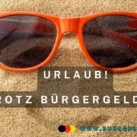 Bürgergeld und Sommerferien: Darf ich als Leistungsempfänger in den Urlaub fahren? 5 Sonnenbrille im Sand mit lächelndem Mund darunter gezeichnet