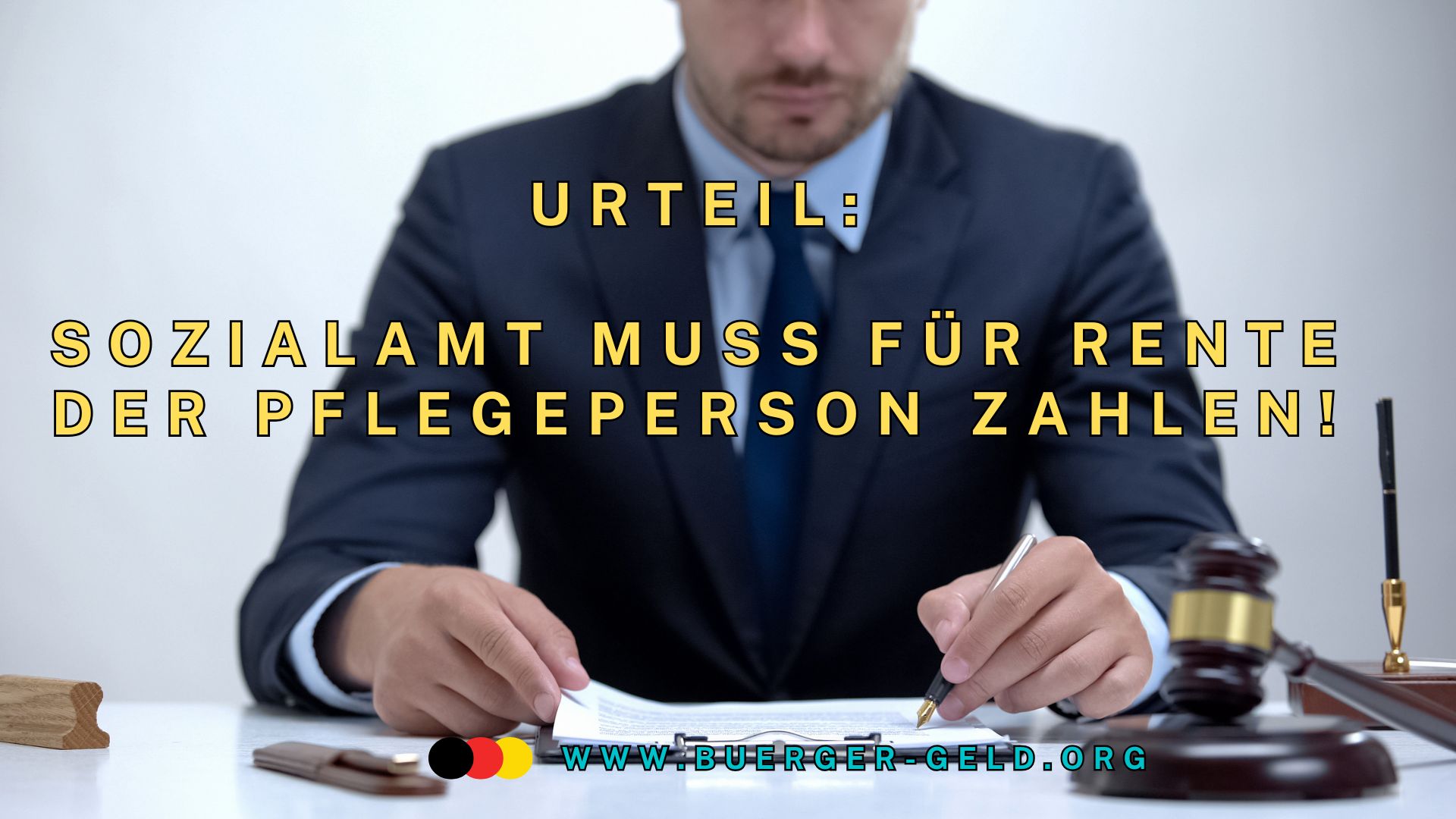 Mann im Anzug am Richtertisch