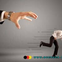 Zahl der Bürgergeld Bezieher reduzieren? Was will die CSU konkret? 5 Hand im Anzug greift nach weglaufendem Mann