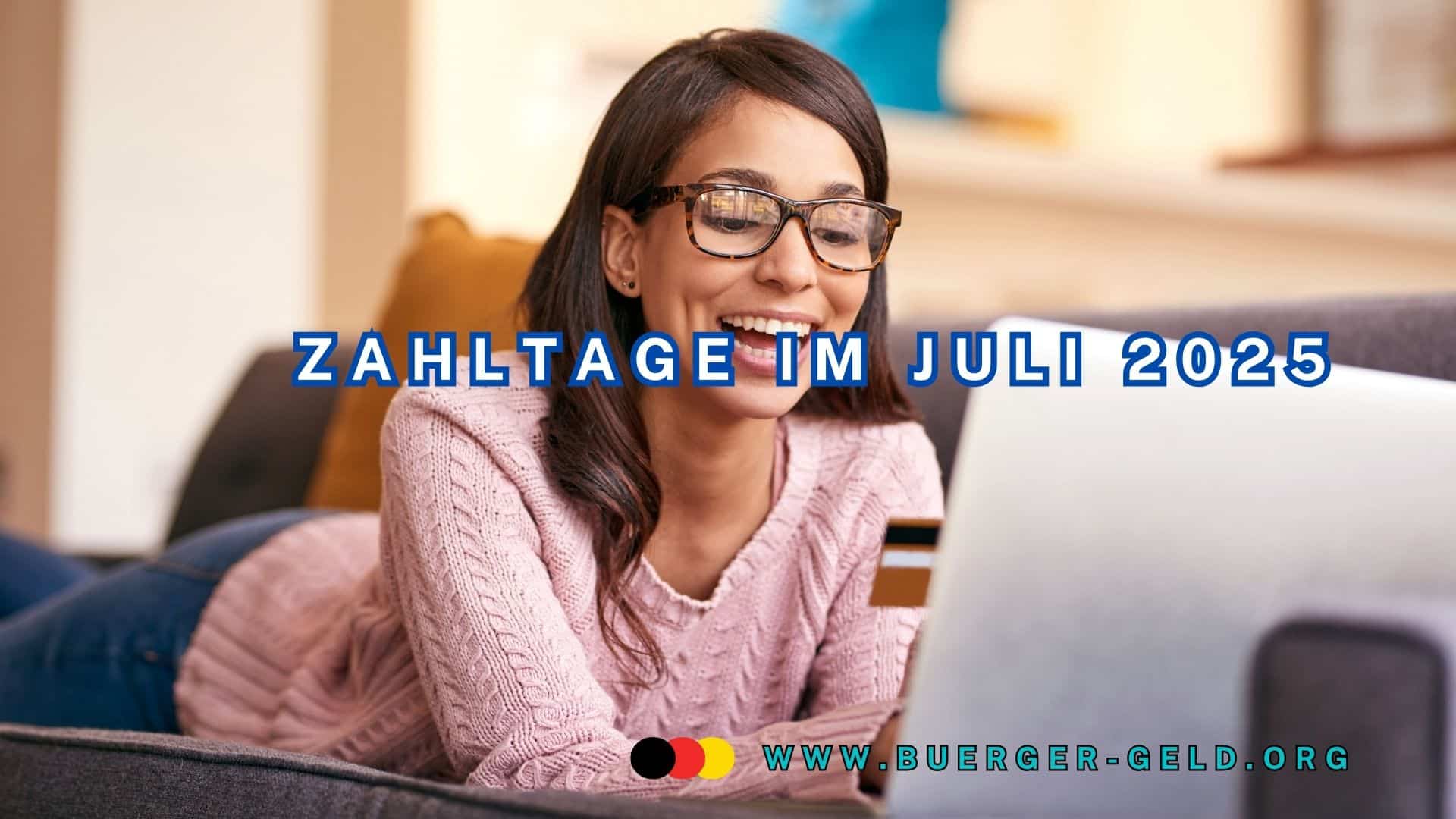 Frau schaut lachend auf Notebook