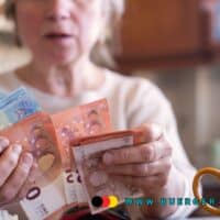 Änderungen bei der Rente: Das kommt auf Rentner im August zu 5 Ältere Person zählt Euro-Geldscheine in der Hand, sitzt am Tisch mit Kaffeetasse und Laptop; Symbolbild für Rentner und Finanzen, www.buerger-geld.org