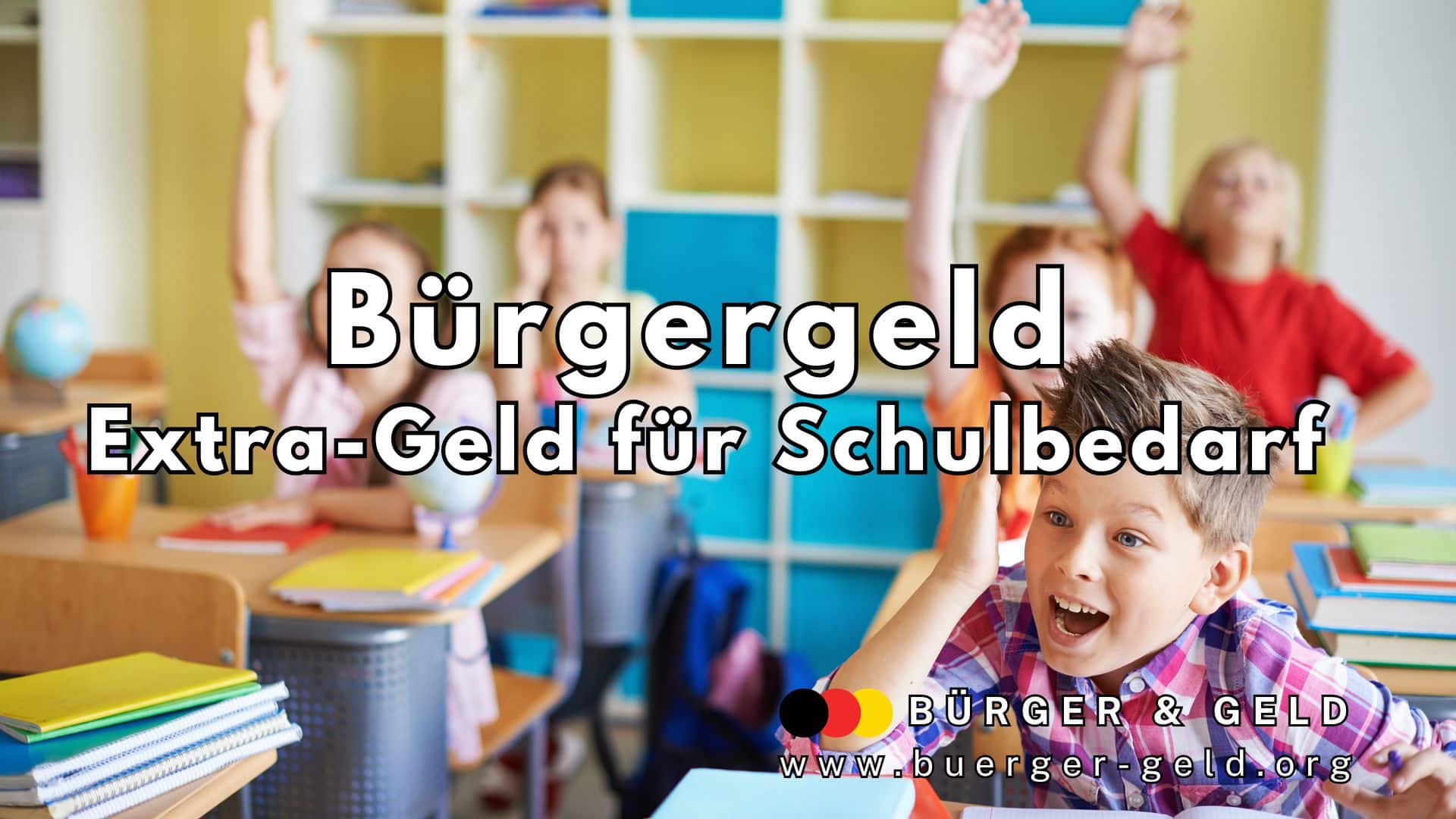 Eine Grundschulklasse mit mehreren Kindern, die an ihren Tischen sitzen und die Hand heben, um sich am Unterricht zu beteiligen; auf den Tischen liegen bunte Hefte und Lernmaterialien. Im Vordergrund befindet sich Schulbedarf, dazu Text mit Informationen zum „Bürgergeld“ und „Extra-Geld für Schulbedarf“.