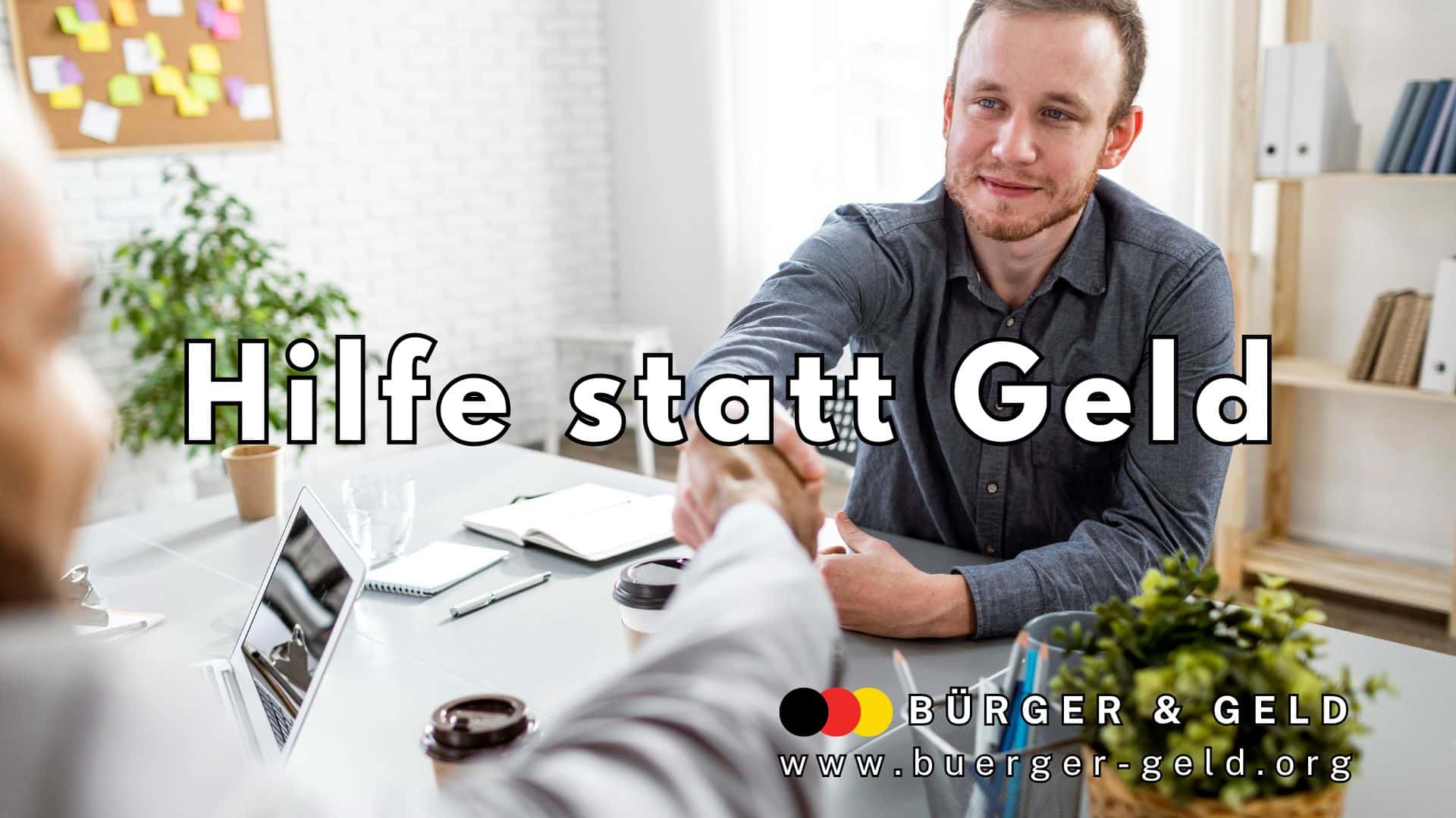 Zwei Menschen in einem modernen Büro schütteln sich die Hand über einem Schreibtisch mit Laptop, Kaffeetassen und Notizbuch. Im Hintergrund befindet sich eine Pinnwand mit bunten Zetteln. Über dem Bild steht der Text „Hilfe statt Geld“. Unten rechts ist das Logo von BÜRGER & GELD sowie die Webadresse www.buerger-geld.org zu sehen.