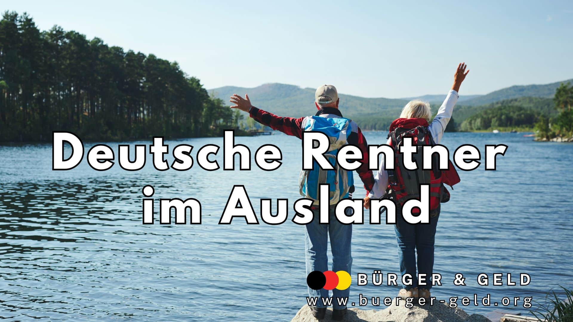 Ein älteres Paar mit Rucksäcken steht am Ufer eines Sees und blickt auf das Wasser und die bewaldete Landschaft; beide heben fröhlich eine Hand in die Luft, als Ausdruck von Freiheit und Aufbruchsstimmung. Im Vordergrund steht der Schriftzug „Deutsche Rentner im Ausland“.