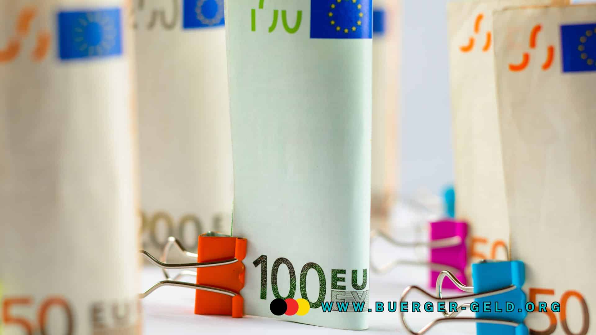 Mehrere aufgerollte Euro-Geldscheine in verschiedenen Stückelungen, die mit farbigen Büroklammern fixiert sind; im Vordergrund ein 100-Euro-Schein, im Hintergrund weitere 50- und 200-Euro-Scheine; unten rechts das Logo und die Internetadresse www.buerger-geld.org.