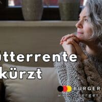 Mütterrente 2026: So hart treffen Abschläge und Abzüge 5 Eine Frau mit grauen lockigen Haaren sitzt nachdenklich auf einem Sofa vor einem Fenster. Sie trägt einen dicken Strickpullover und hat die Hände gefaltet. Im Vordergrund steht der Text „Mütterrente gekürzt“. Unten rechts befindet sich das Logo und die Webadresse von Bürger & Geld.