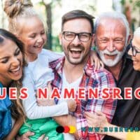 Namensrecht 2025: Mehr Freiheit und Flexibilität für Familien durch die neue Reform 5 Mehrgenerationenfamilie im Garten, die sich umarmt, mit dem Schriftzug „Neues Namensrecht“