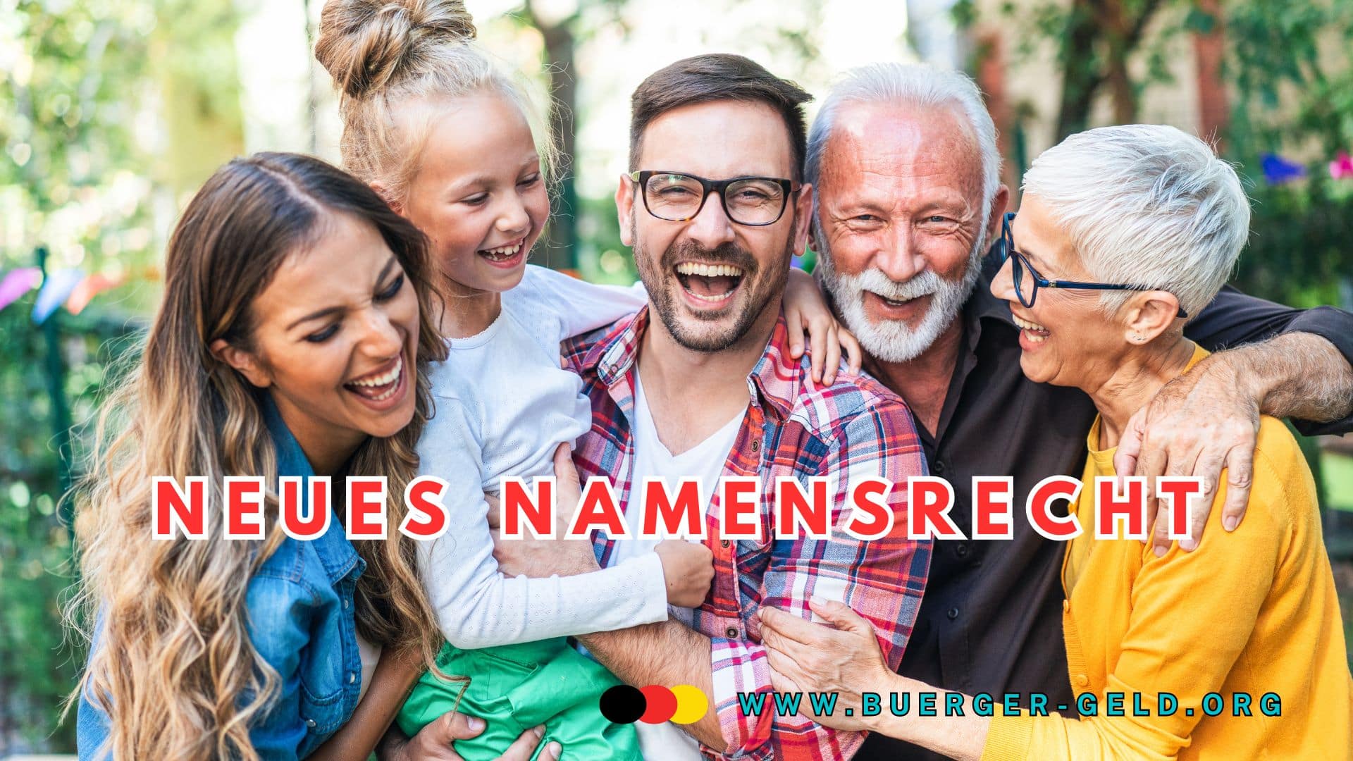 Mehrgenerationenfamilie im Garten, die sich umarmt, mit dem Schriftzug „Neues Namensrecht“