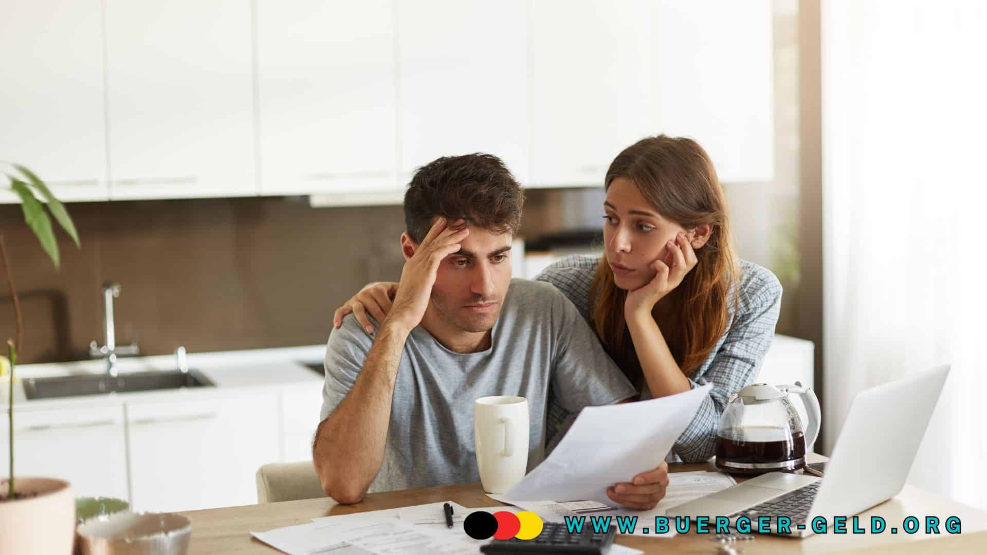 Ein junges Paar sitzt gemeinsam am Küchentisch und prüft Unterlagen zu Finanzen und Kontopfändung. Auf dem Tisch liegen Dokumente, ein Laptop, eine Kaffeekanne und eine Tasse. Im Vordergrund ist das Logo von Bürger-Geld.org zu sehen.