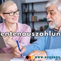 Rente im Juli 2025: Auszahlungstermine, Erhöhung & wichtige Infos 5 Zwei ältere Menschen sitzen gemeinsam an einem Tisch, halten ein Tablet und einen Stift, und besprechen Unterlagen zur Rentenauszahlung; auf dem Bild stehen die Wörter „Rentenauszahlung“ und die Internetadresse www.buerger-geld.org.