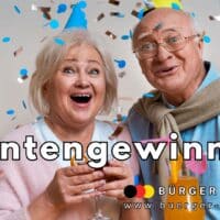 Rentengewinner: Diese Jahrgänge bekommen am meisten Geld 5 Zwei ältere Menschen stehen gemeinsam vor einer Wand voller herabfallender bunter Konfetti, tragen Partyhüte und halten festliche Getränke in der Hand. Beide wirken, ihrer Körperhaltung nach zu urteilen, fröhlich und feiern gemeinsam. Im Vordergrund steht groß das Wort „Rentengewinner“. Unten rechts befindet sich das Logo von Bürger & Geld sowie die Webadresse www.buerger-geld.org.