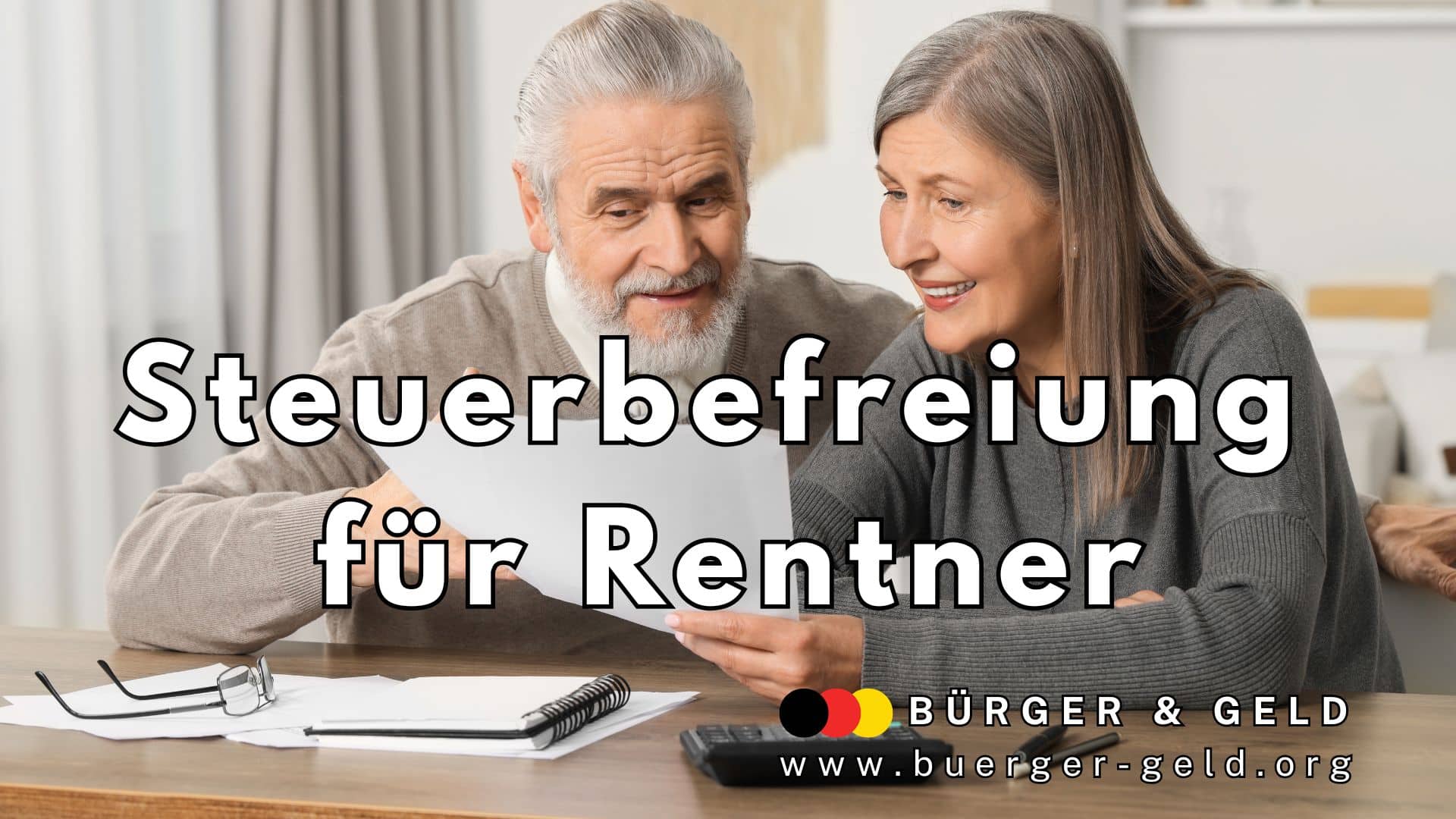 Ein älteres Paar sitzt gemeinsam an einem Tisch in einem hellen Wohnzimmer und betrachtet Dokumente. Auf dem Tisch liegen Papierunterlagen, Lesebrille und ein Notizbuch. Groß im Bild steht der Schriftzug „Steuerbefreiung für Rentner“. Unten rechts ist das Logo von Bürger & Geld und die Webadresse www.buerger-geld.org zu sehen.