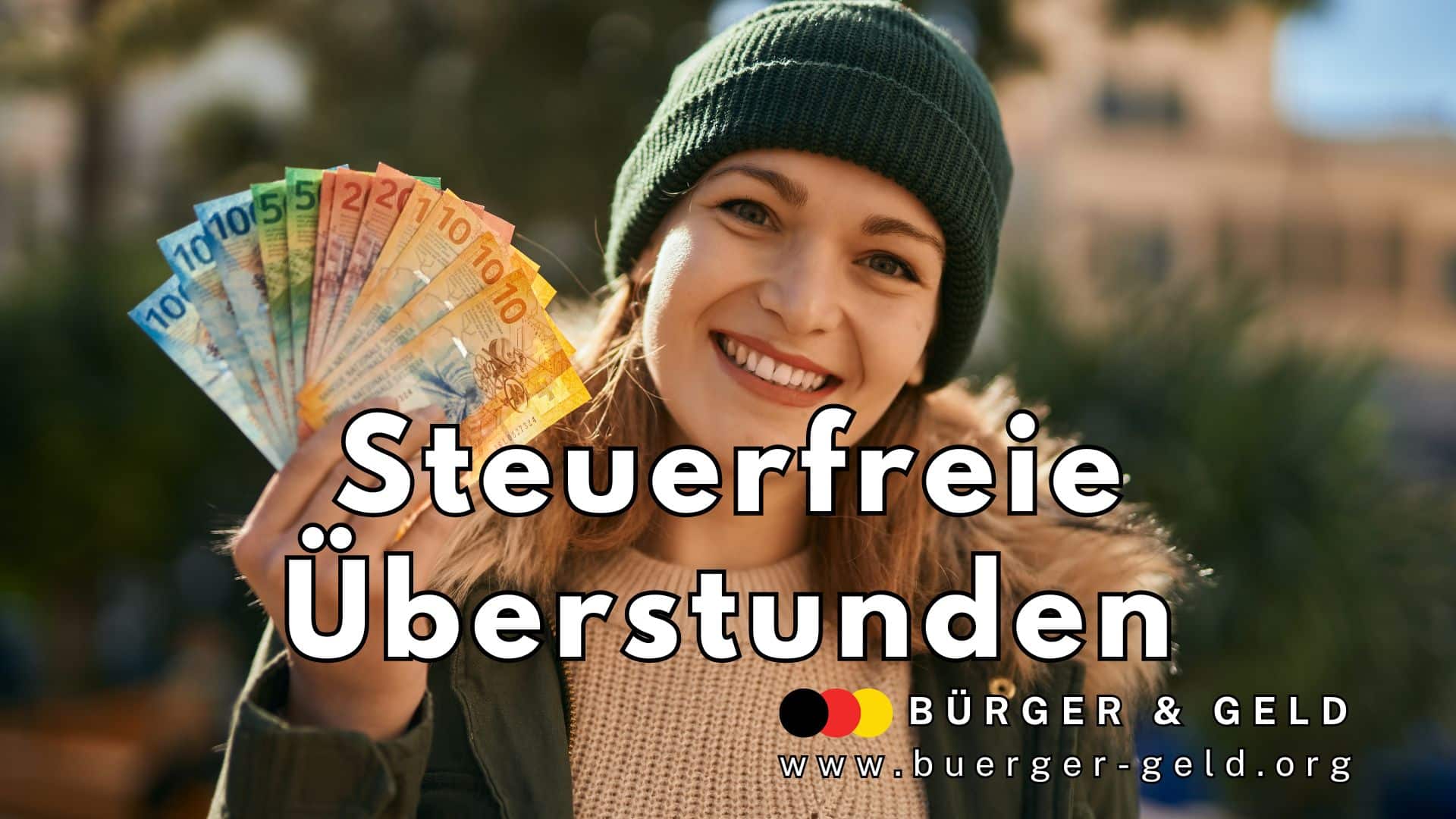 Eine Person hält im Freien einen Fächer aus Euro-Geldscheinen in der Hand, trägt eine grüne Mütze sowie eine Winterjacke, dazu erscheint zentral der Schriftzug „Steuerfreie Überstunden“ und im unteren Bereich das Logo sowie die Webadresse von Bürger & Geld.