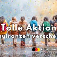 Tolle Aktion: Möbelkiste verschenkt 120 Schulranzen an bedürftige Familien 4 Acht Kinder laufen gemeinsam und von hinten sichtbar mit bunten Schulranzen auf dem Rücken eine von Konfetti bedeckte Straße entlang. Im Vordergrund steht ein großer Schriftzug: „Tolle Aktion – Schulranzen verschenkt“. Unten rechts befinden sich das Logo und die Webadresse von „Bürger & Geld“.