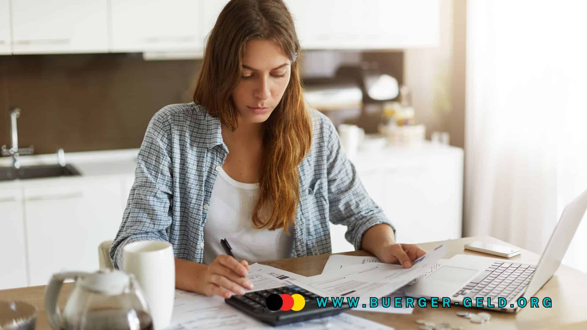 Frau sitzt am Küchentisch, prüft Finanzunterlagen und tippt auf einem Taschenrechner neben Laptop und Kaffeetasse, Symbolbild für Haushaltsfinanzen und Umschuldung, im Vordergrund das Logo von buerger-geld.org.