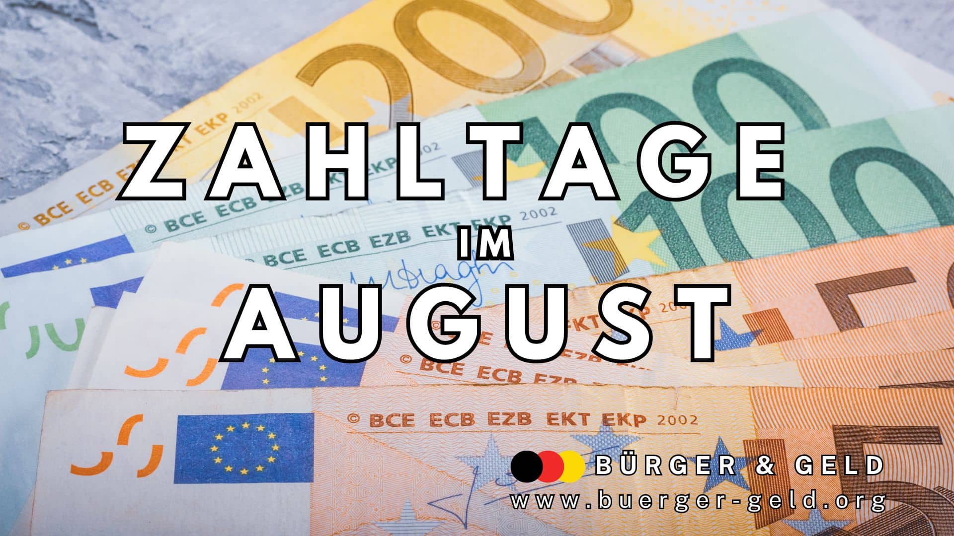Mehrere Euro-Geldscheine (50, 100, 200 Euro) liegen fächerförmig aufeinander. Darüber steht in großen, weißen Buchstaben: „ZAHLTAGE IM AUGUST“. Unten rechts befindet sich das Logo mit den Farben der Deutschlandflagge, daneben steht „Bürger & Geld“ sowie die Website „www.buerger-geld.org“.