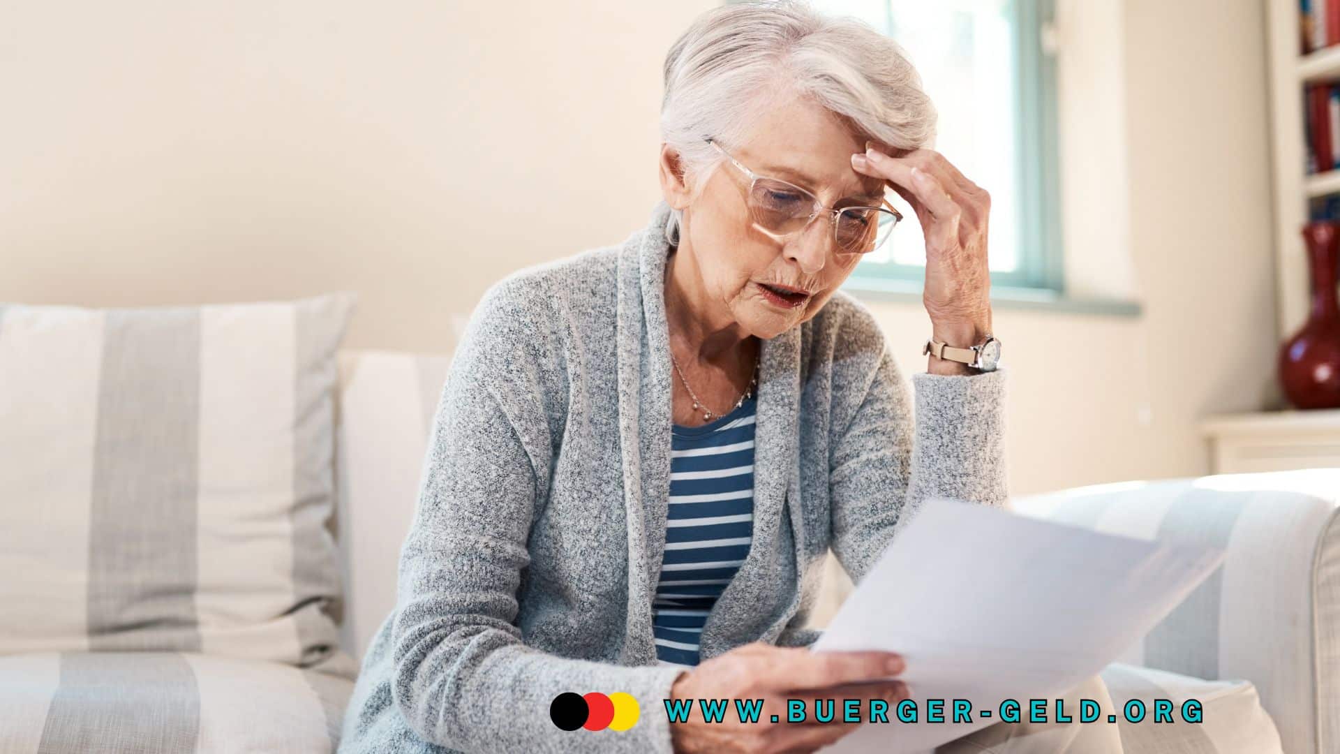 Ältere Frau sitzt nachdenklich auf einem Sofa und hält einen Brief in der Hand; sie wirkt besorgt und prüft offenbar Dokumente zur Rente. Im Vordergrund ist die Webadresse www.buerger-geld.org