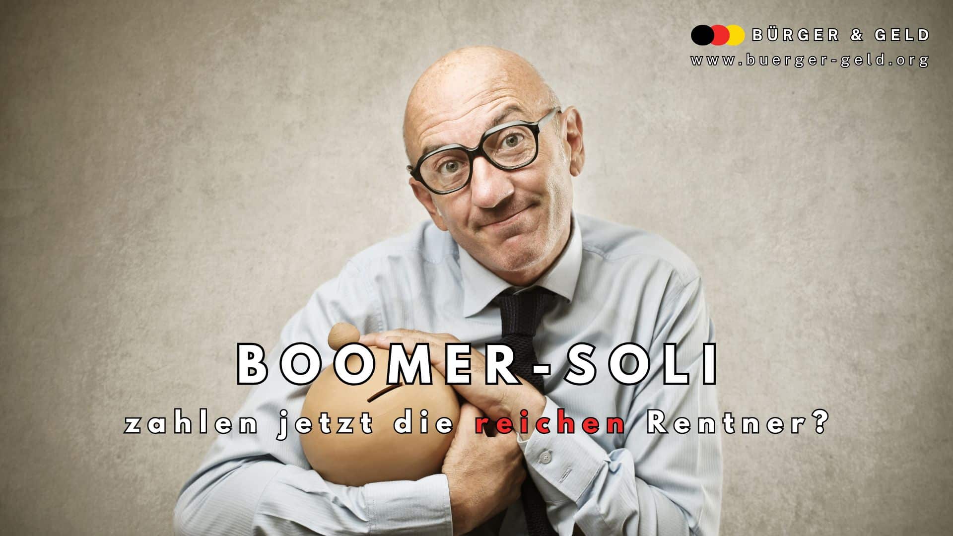 Älterer Mann im Hemd hält ein Sparschwein umarmt; thematisch Boomer-Soli, Rentner und neue Abgabe für wohlhabende Senioren.