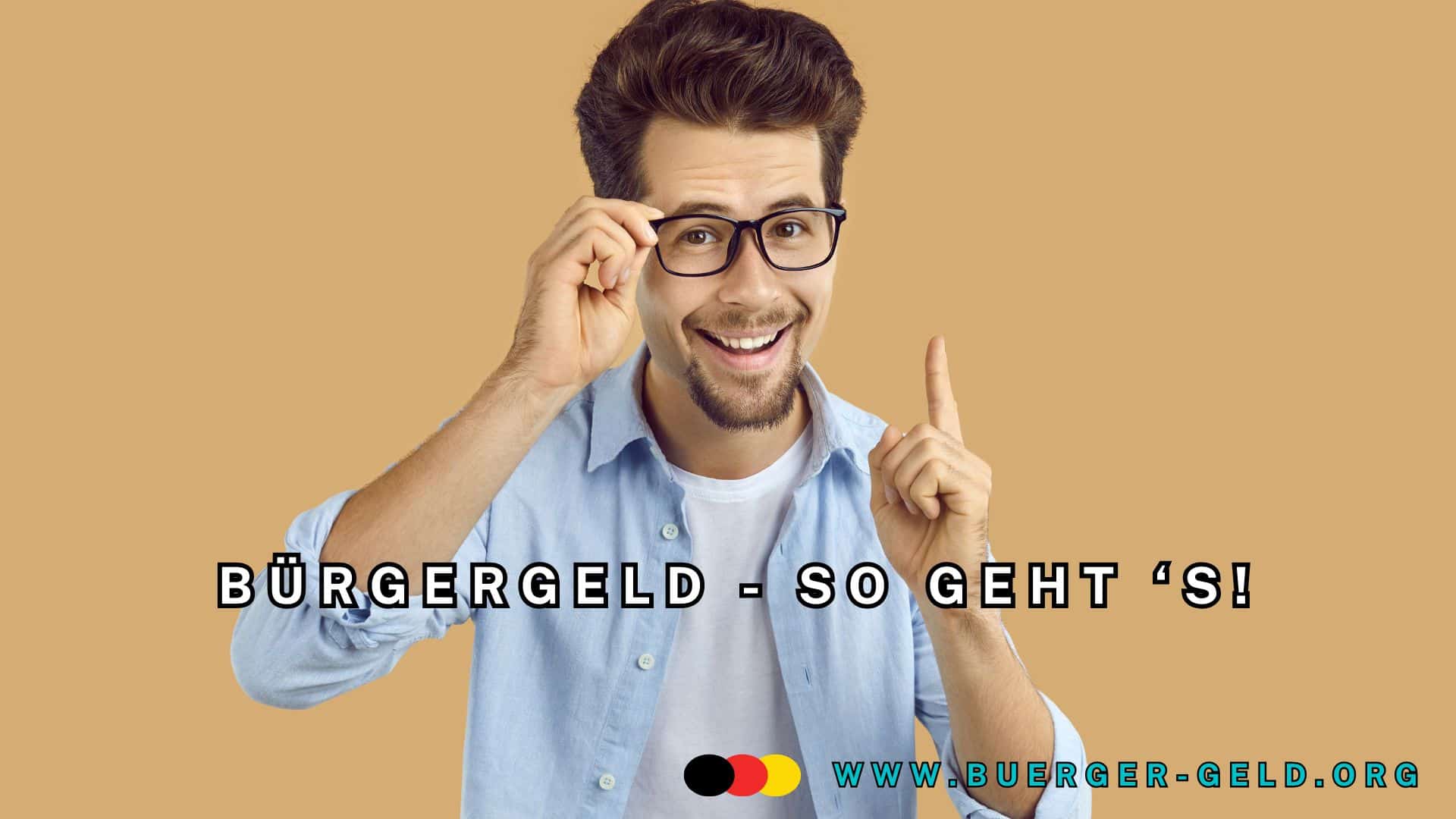 Junger Mann lächelt und mit "Aha" Gesicht