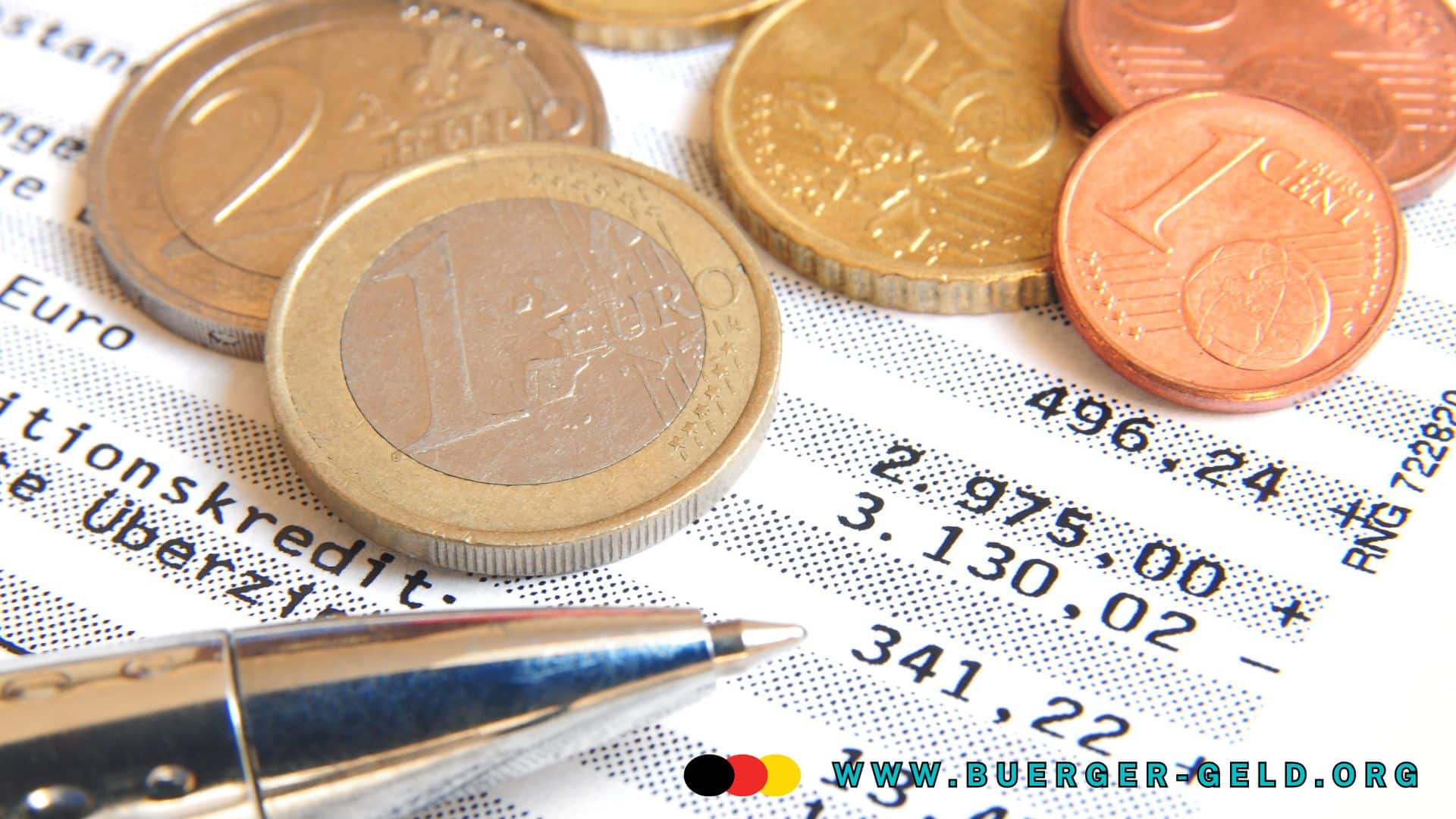 Kontoauszug mit Kugelschreiben und Euromünzen