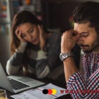 Bürgergeld Schulden beim Jobcenter: Rückzahlung, Verrechnung mit Regelsatz 5 Mann und Frau machen sich Sorgen am Notebook