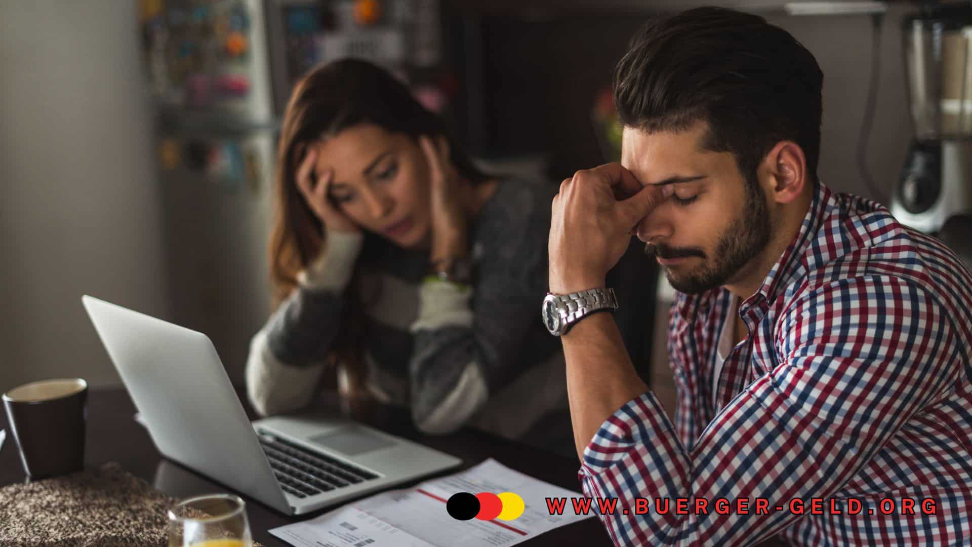 Mann und Frau machen sich Sorgen am Notebook