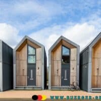 Günstig wohnen: WG, Untermiete und clevere Alternativen für Ihr Budget 4 vier Tiny-Häuser die nebeneinander stehen