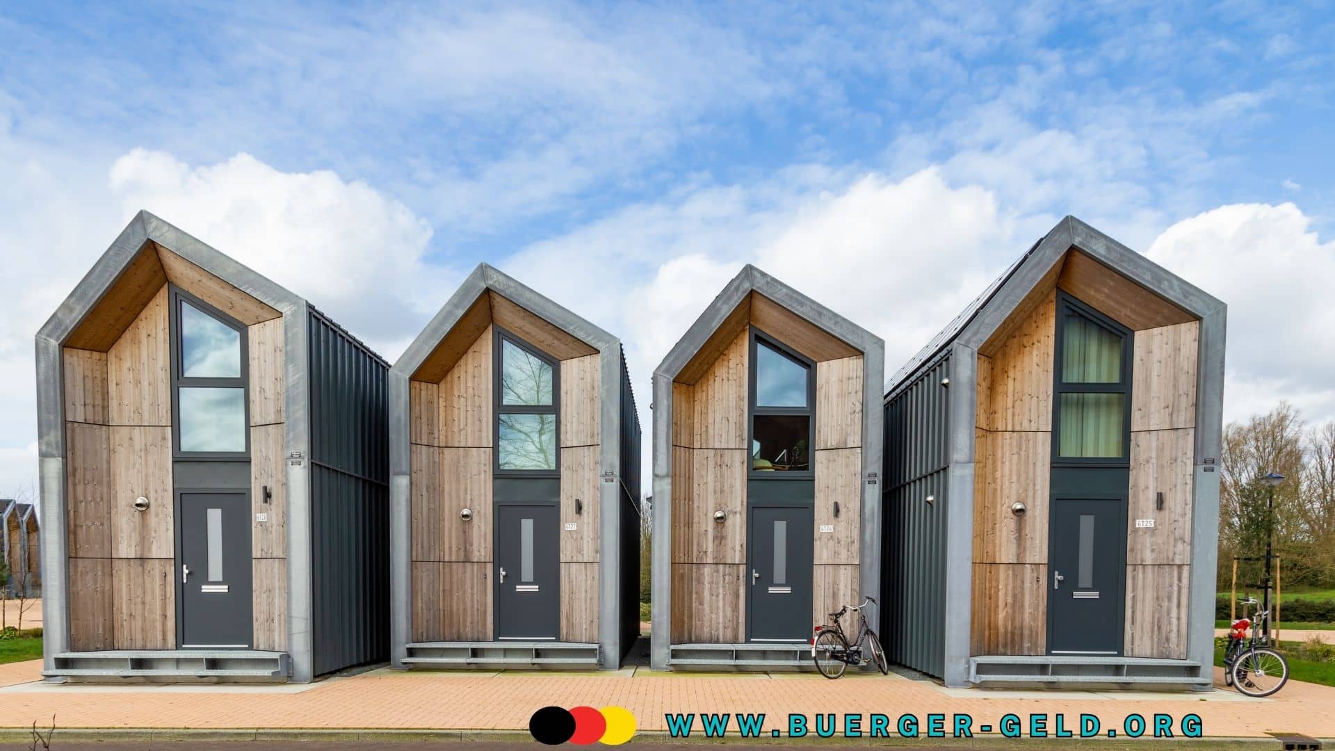 vier Tiny-Häuser die nebeneinander stehen