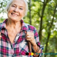 Witwenrente 2025: Mehr Hinzuverdienst 4 Seniorin lächelt