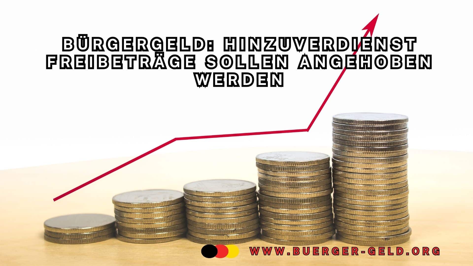 Münzstapel, die größer werden mit Pfleil darüber