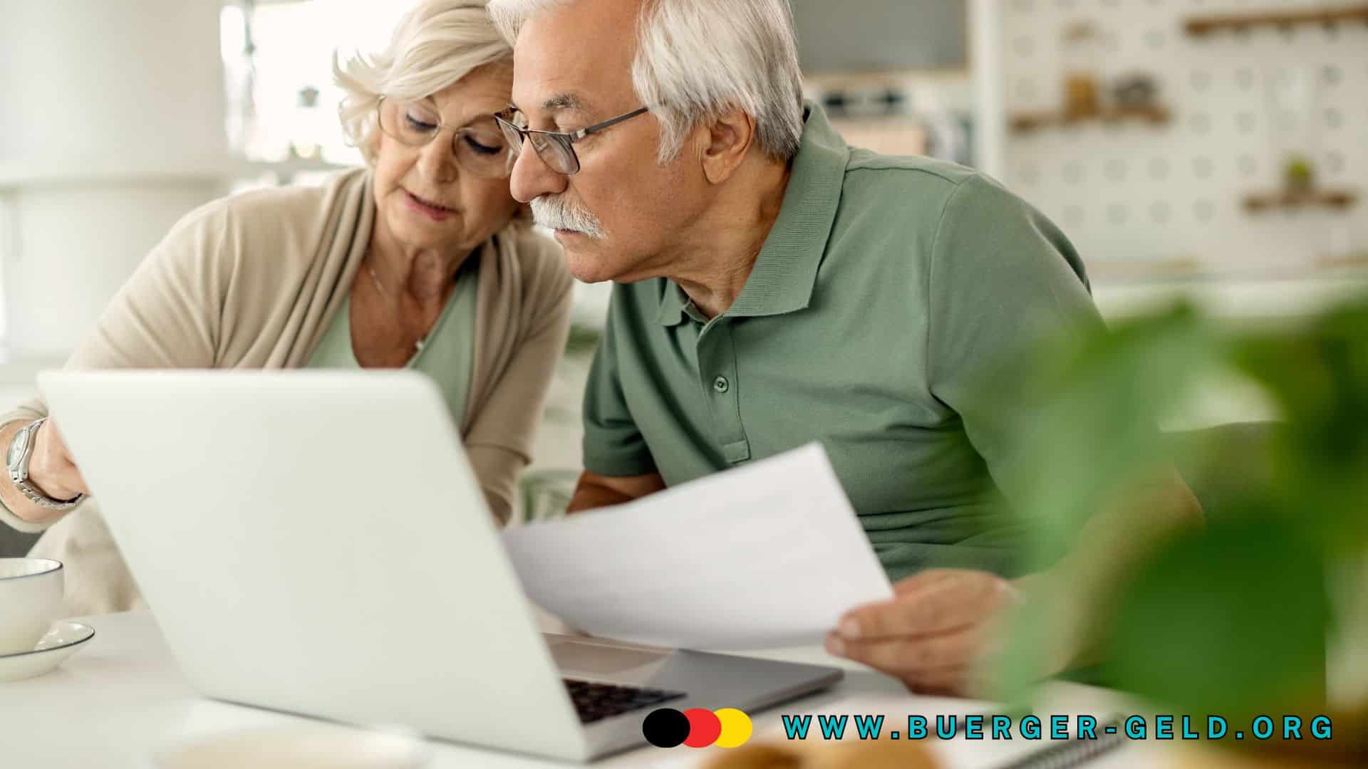 älteres Ehepaar analysiert Werte am Notebook