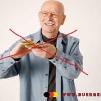 Rente: Keine Barauszahlung mehr möglich ab Ende Dezember 2025 4 Rentner nimmt Bargeld in Emfpfäng - mit roter Farbe durchgestrichen