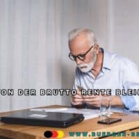 Was bleibt 2025 von der Brutto-Rente wirklich übrig? 3 Senior rechnet am Tisch vor Notebook