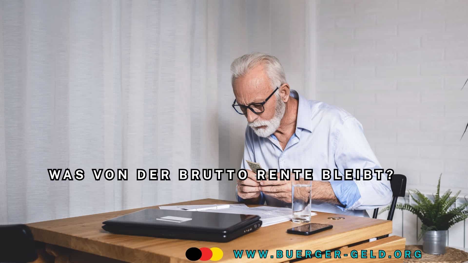 Senior rechnet am Tisch vor Notebook