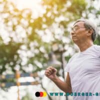 2025: Rentner kämpfen oft um Grundsicherung im Alter 4 Rentner läuft unter Bäumen