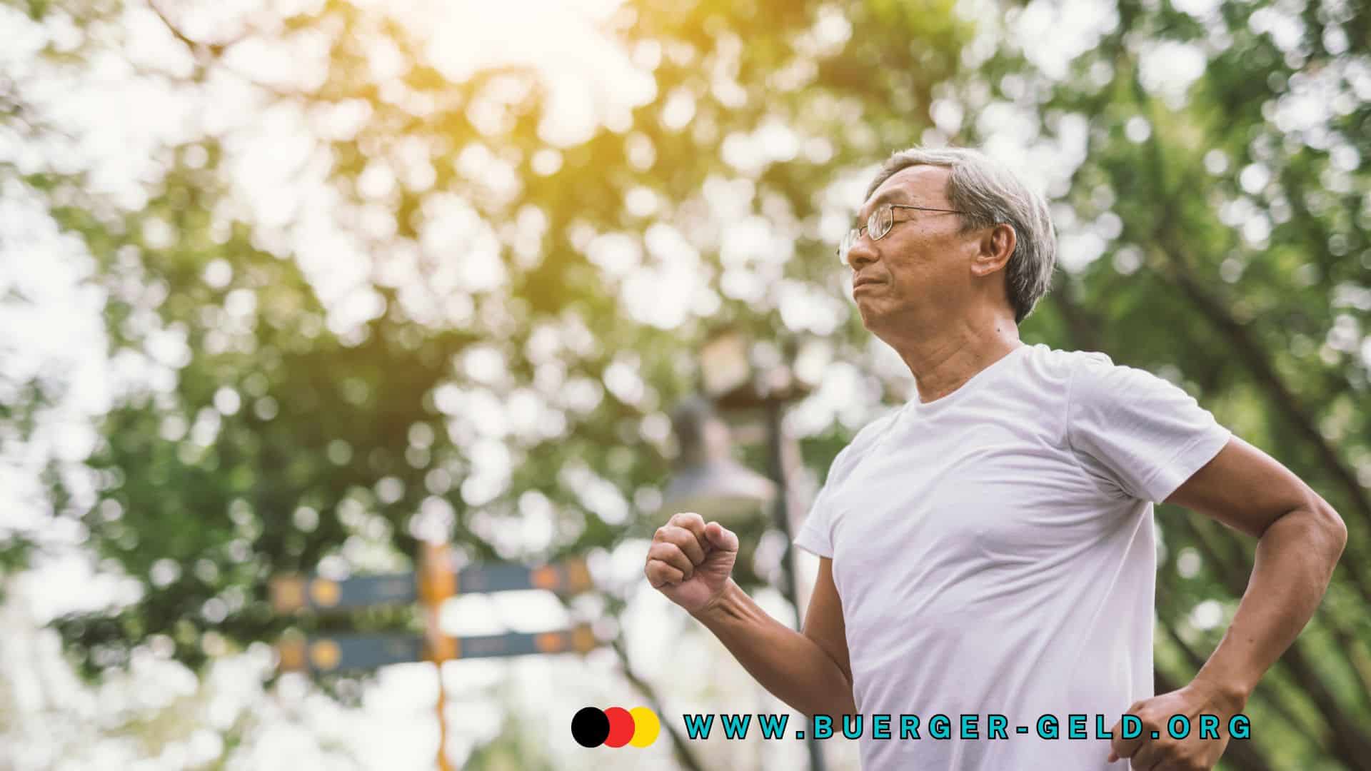 Rentner läuft unter Bäumen