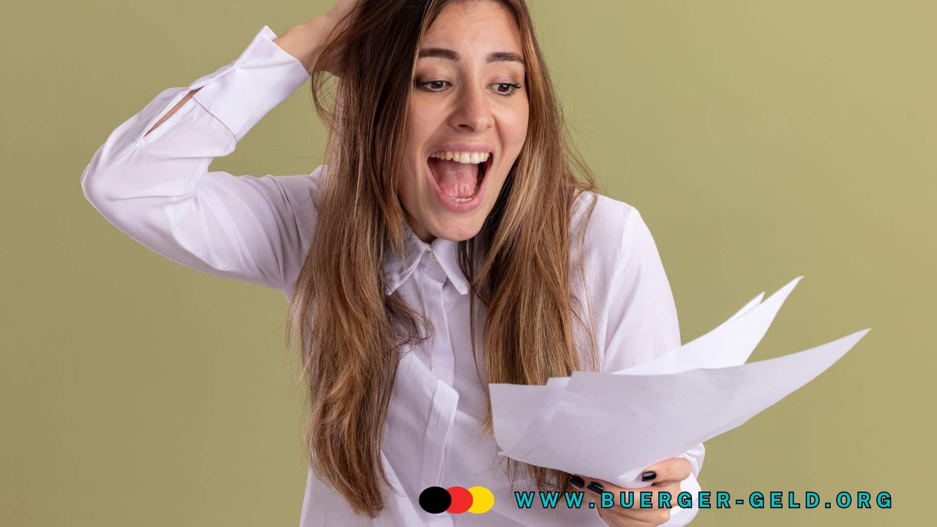 Frau mit langen braunen Haaren steht vor einem hellgrünen Hintergrund, trägt ein weißes Hemd und hält mehrere Dokumente in der Hand. Sie wirkt nachdenklich und leicht gestresst, während sie sich mit einer Hand an den Kopf fasst.