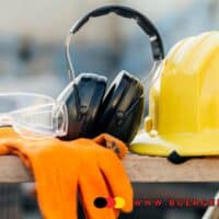 Vermittlungsvorrang beim Bürgergeld weggefallen - wirklich? 4 Arbeitsausrüstung auf Baustelle: Helm, Handschuhe