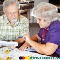 Rentenerhöhung 2025: Wann kommt sie endlich und was ist zu beachten? 4 Rentnerehepaar schaut besorgt auf Kontoauszüge