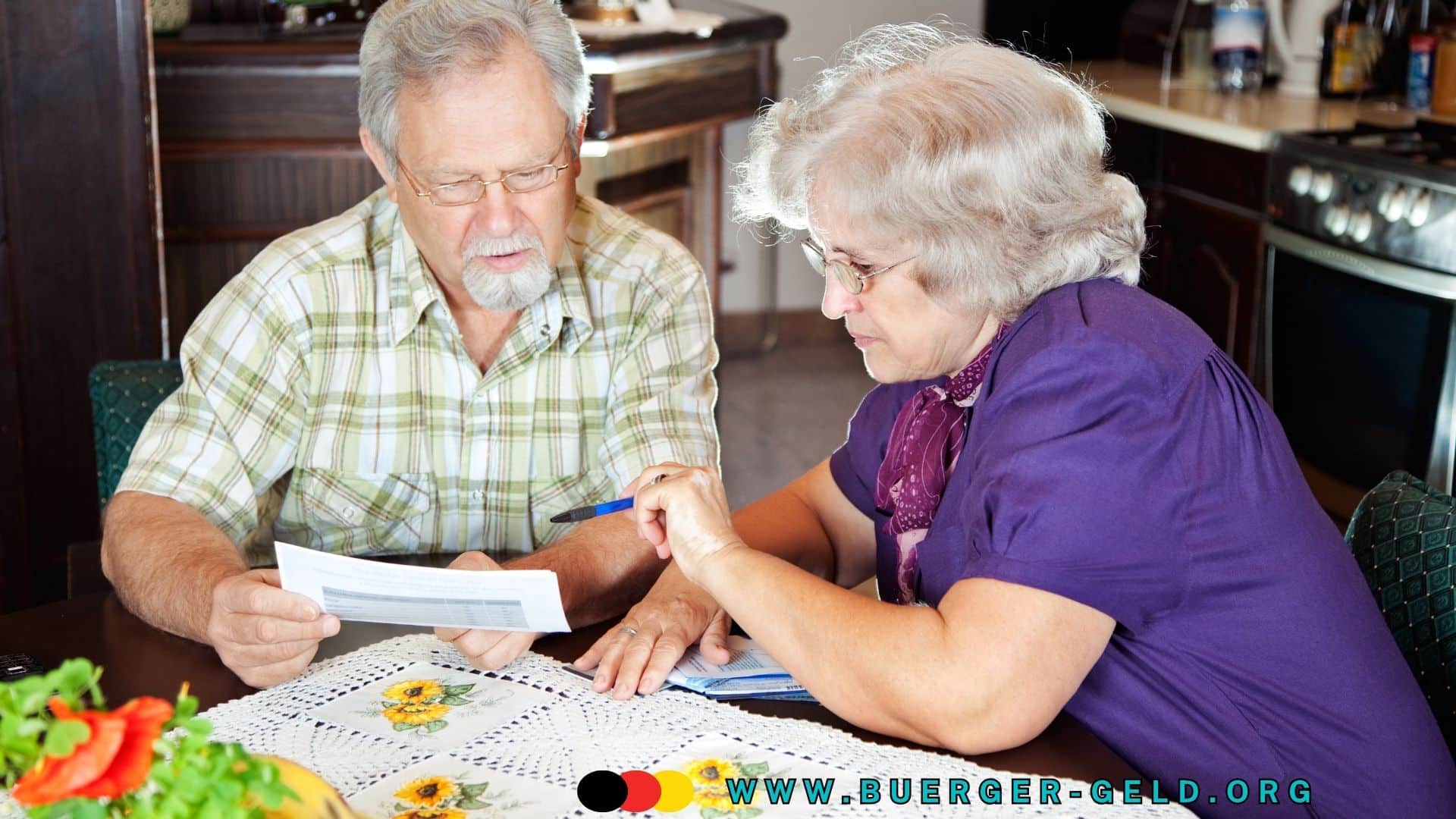 Rentnerehepaar schaut besorgt auf Kontoauszüge
