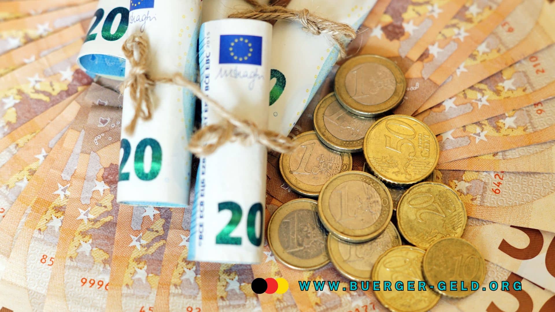 Mehrere gefächerte 50-Euro-Geldscheine, auf denen zusammengerollte 20-Euro-Scheine mit Kordel liegen, daneben Stapel von Euro-Münzen; im Vordergrund die Adresse www.buerger-geld.org in blauer Schrift