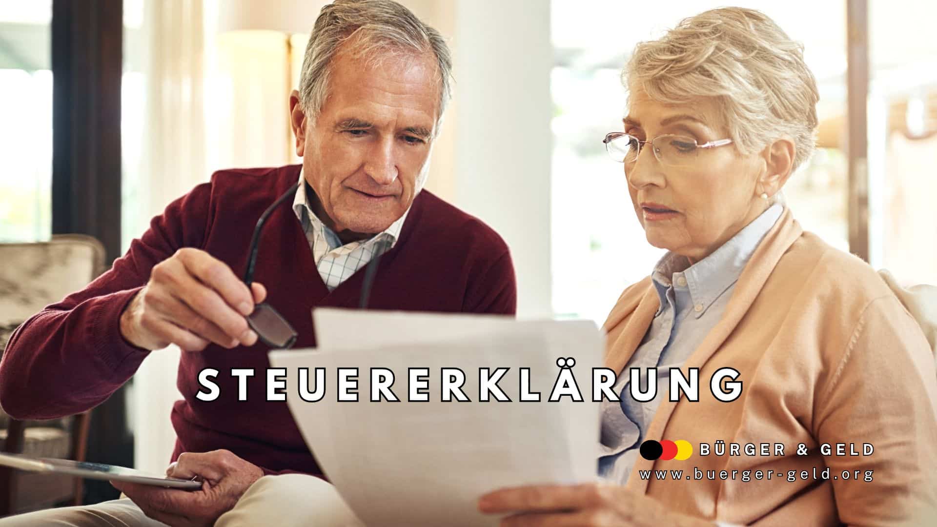 Seniorenpaar beim gemeinsamen Ausfüllen der Steuererklärung zu Hause, Dokumente in der Hand, Symbolbild für Rentner und Steuerpflicht, Text: „Steuererklärung“, Logo und Webadresse von Bürger & Geld