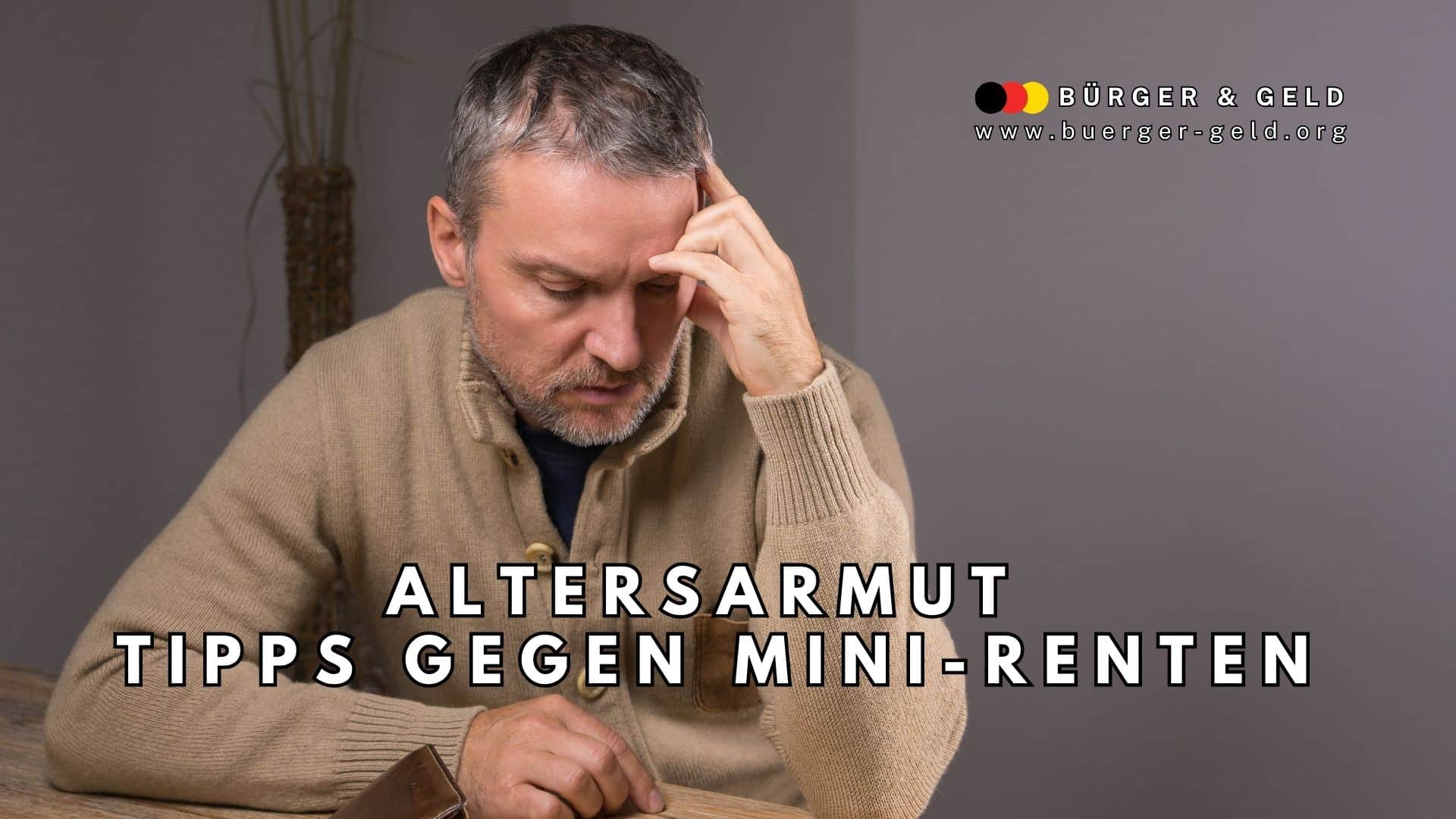 Ein älterer Mann sitzt nachdenklich an einem Tisch, trägt einen beigen Strickpullover und hält eine Geldbörse in der Hand. Im Hintergrund neutrale Inneneinrichtung, im Vordergrund gut lesbarer Text: „Altersarmut – Tipps gegen Mini-Renten“. Ein Logo von Bürger & Geld sowie die Domain www.buerger-geld.org sind rechts oben eingeblendet. Das Bild symbolisiert finanzielle Sorgen im Alter und gibt praktische Hinweise zur Vermeidung von Altersarmut in Deutschland.